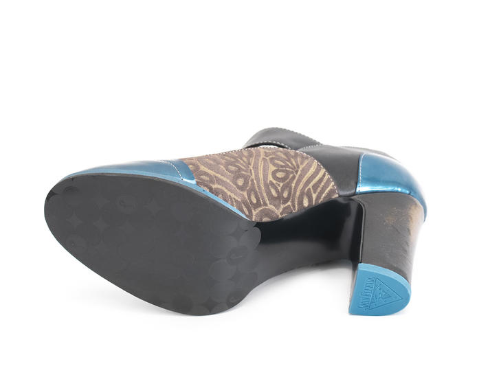 Ilona embossed